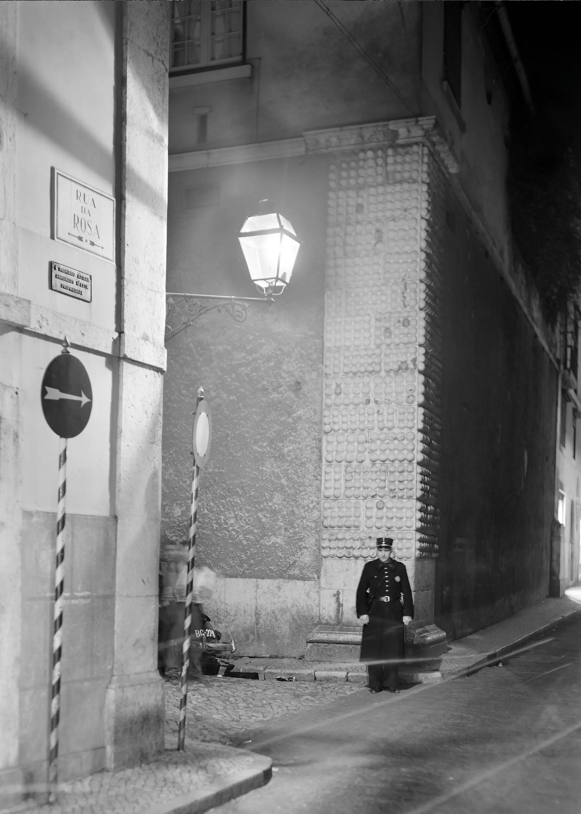 Estúdio Horácio Novais ([entre 1930 e 1980]) – Polícia na esquina da Rua da Rosa e Cunhal das Bolas, Lisboa, Portugal.