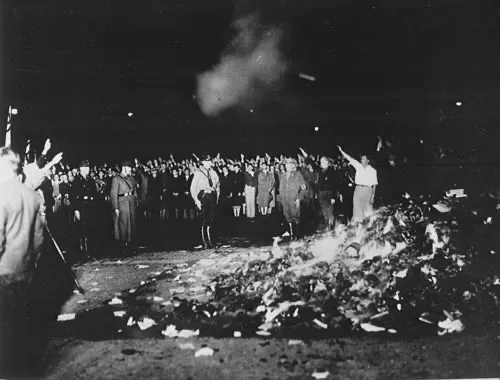 Membros do Partido Nazi na queima de livros em Opernplatz, Berlim (Wikimedia)